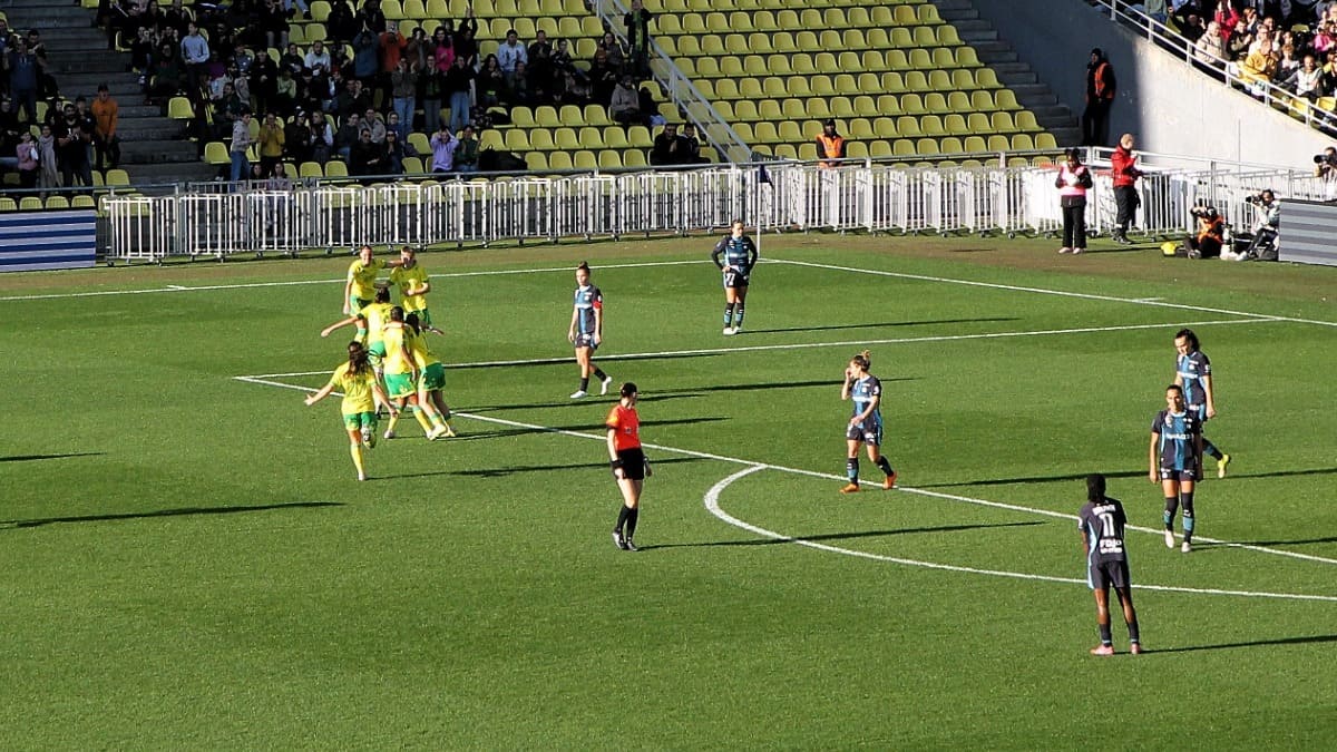FCN-OM(3-0) : Du soleil, la Ola et trois zéro