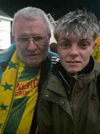 photo de la buteuse Lucie Calba avec Luis un des plus fidèles supporters (Luis Estrella)